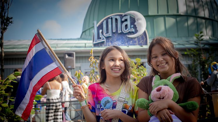 Isabelle Fjellsson, 10 år och Amira Vikentorp, 10 år representerade Thailand på Lisebergs månfärd. Foto: Josefin Hardinger