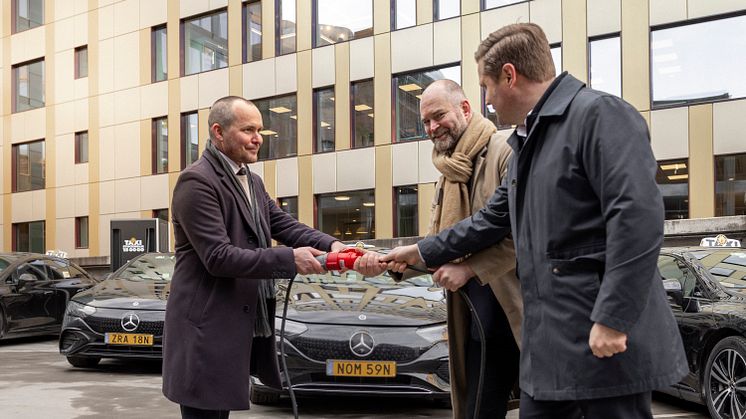 Hufvudstaden och Taxi Stockholm tecknar samarbetsavtal för att snabbladda elbilar i NK Parkaden