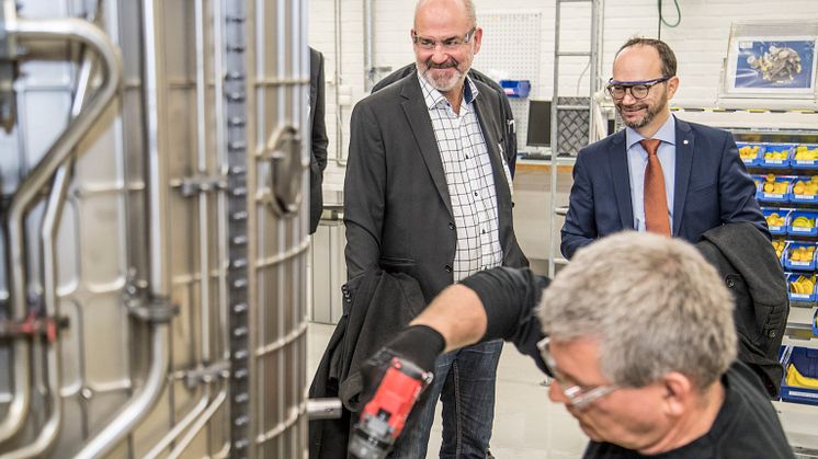 Tomas Eneroth (t h) och riksdagsledamot Peter Johnsson under verkstadsbesök på GKN.