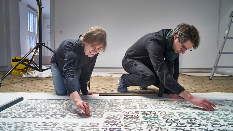 Lena Kaapke beim Aufbau einer ihrer Installationen (mit Erik Schüller).