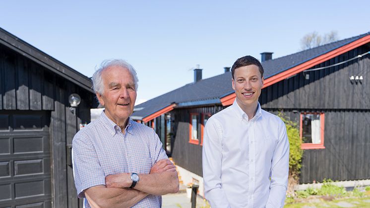 Helge Stalsberg og Odin Foldvik Eikeland foran huset der solcelleanlegget skal monteres, foto:Mikael Utsi