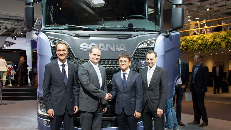 Hankook OE Account Manager Europe, Stephan Brückner; Scania Executive Vice President Purchasing, Anders Williamsson, Hankook OE Account Director Europe, Ryu Jae Seock; Hankook Vice President European Technical Center, Klaus Krause
