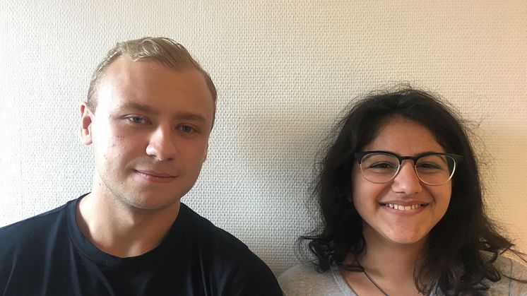 Simon Andersson och Amanda Khouri är med och arrangerar den stora debatten.  