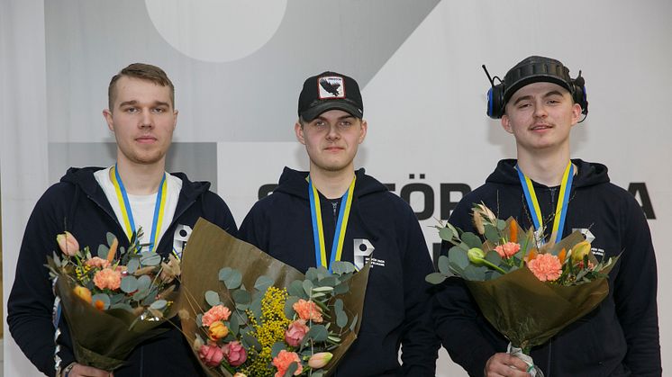 Medaljörerna i SM för unga plåtslagare 2023: 1:a Pontus Andersson, Lindesberg (mitten) 2:a Markuss Teraudkalns, Uppsala (t.v.) 3:a Eddie Embretsen, Gävle (t.h.)