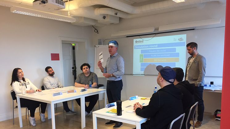 Nackademins DevOps-studenter på workshop med företaget Onbird