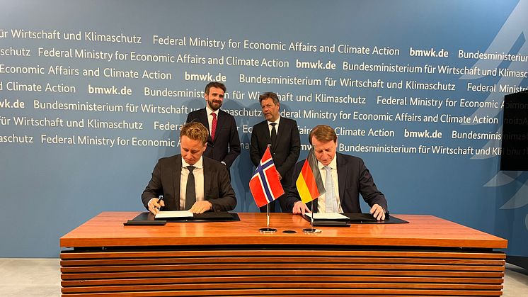 Kristian Røkke, CEO von Aker Horizons, und Ulf Heitmüller, Vorstandsvorsitzender der VNG AG, unterzeichnen im Beisein des norwegischen Wirtschaftsministers Jan Christian Vestre und Bundeswirtschaftsminister Robert Habeck das LOI. (Bildquelle: VNG) 