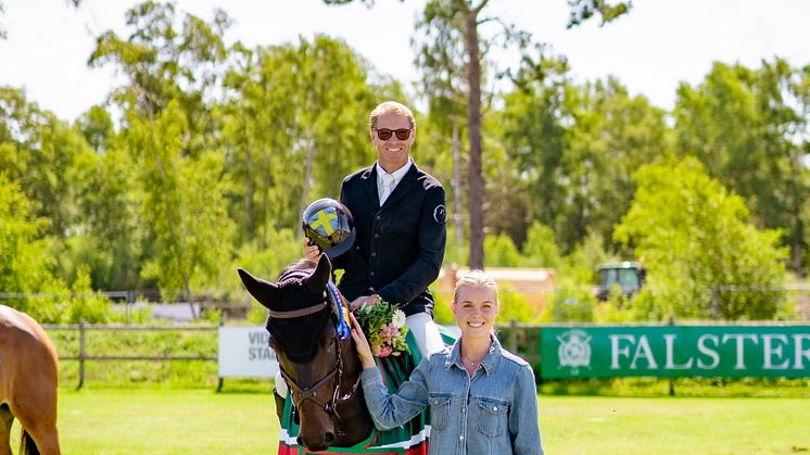 Marcus Westergren, Åby Ridklubb, tillsammans med valacken Lyandro MDB och Falsterbo Horse Shows Sportchef Josephine Sjölin. Foto: Orange Studios