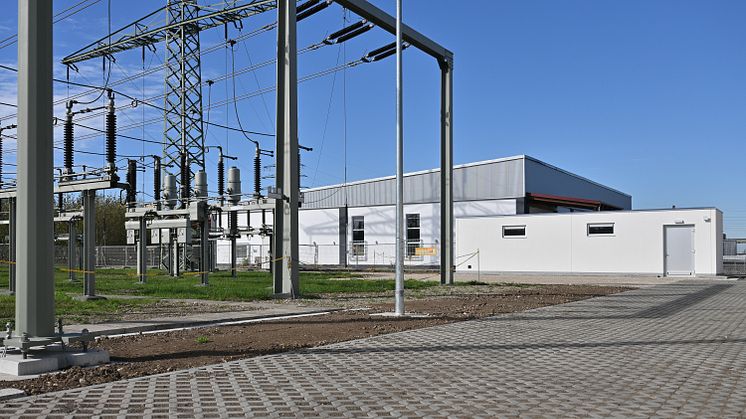 LEW Verteilnetz hat das Umspannwerk Königsbrunn umfassend modernisiert, damit das Umspannwerk auch bei weiter steigender Einspeisung aus erneuerbaren Energien sicher und effizient betrieben werden kann.