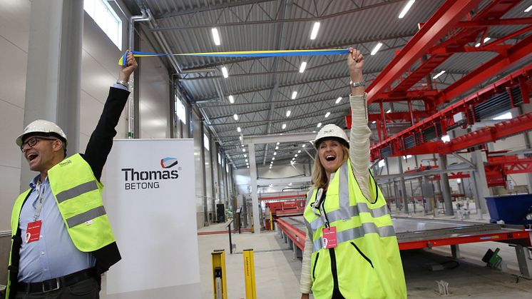 Hans Karlander (vd och koncernchef, Thomas Concrete Group) och Carina Edblad (vd, Thomas Betong)  invigde den nya fabriken. (fot. Henrik Mill)