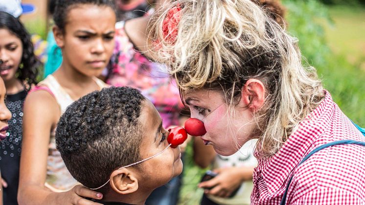 Clowner utan Gränser tar skrattat till Brasilien och miljökatastrofens drabbade