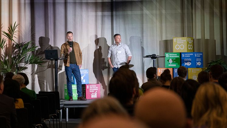 Erik Lundh, Interior Cluster, och Niklas Malmros, Sigma Technology Group, talar på Borås Science Parks event om att leda övergången till en cirkulär textil- och modeindustri.