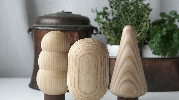 Dekorativa och hållbara kryddkvarnar i FSC märkt trä från Born in Sweden, designade av Luca Galmarini