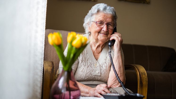 Vi tror att i här tiden av isolering kan ett telefonsamtal få betyda mycket, någon att få prata av sig om sin oro med eller få hjälp att tänka på något annat” säger Elinore Lissledal på Bräcke diakoni. Bild: iStock.