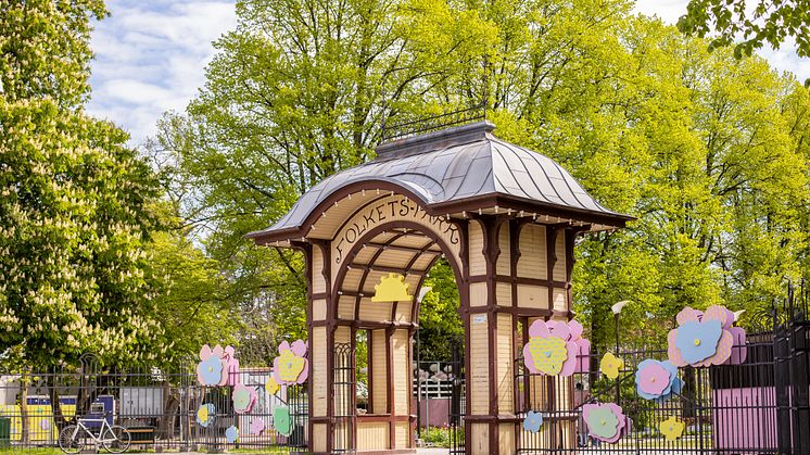 Via Folkets park entré från Norra Parkgatan kommer du direkt till Vänskapstorget.