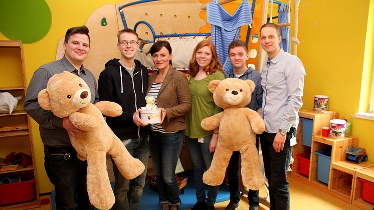Musik und Kuchen für Bärenherz: Auszubildende der enviaM-Gruppe spenden für das Kinderhospiz