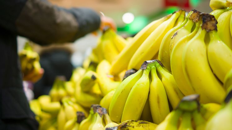Det finns en uppsjö av gifter på bananernas skal. Några av dem finns också i fruktköttet.