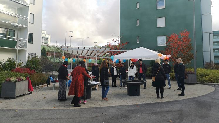 För att öka kännedomen om centret i området och dra dit fler asylsökande män bjuder Frälsningsarmén in till tre grillfester på gården i Husby. Foto: Kerstin Tillenius