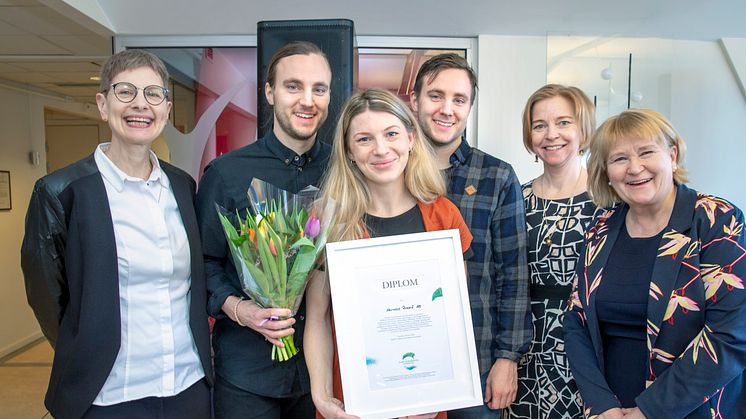 Team Harvest tar emot fint stipendium till minne av hållbarhetskämpen Anna Borgeryd. Foto: Johan Gunséus