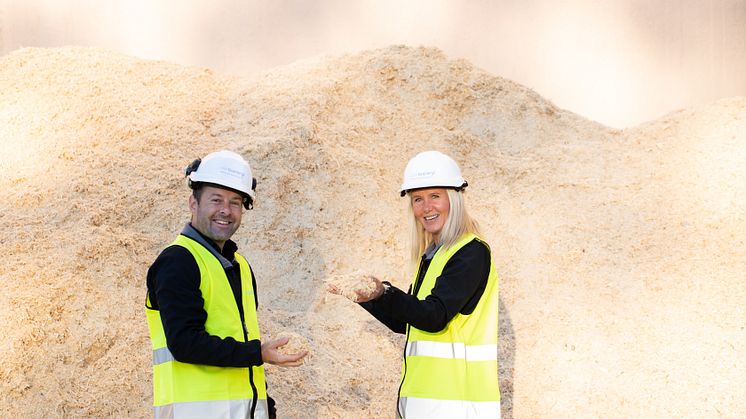 Nicklas Eld, regionchef Solör Bioenergi Väst och Ann-Sofie Ståhl, kundansvarig Solör Bioenergi Väst, vid bränslelagret på fjärrvärmeanläggningen i Odensbacken.