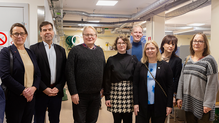 Syntolkning: Anna Thörn, regiondirektör, Christer Carlsson (M), Peter Hultqvist (S), Elin Norén, ordförande regionstyrelsen (S), Mathias Bengtsson (KD), Malin Höglund (M), Ulrika Liljeberg (C) och Kajsa Fredholm (V)