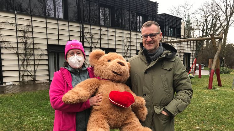 Kerstin Stadler mit dem Bärenherz-Bären und Andreas Dauer