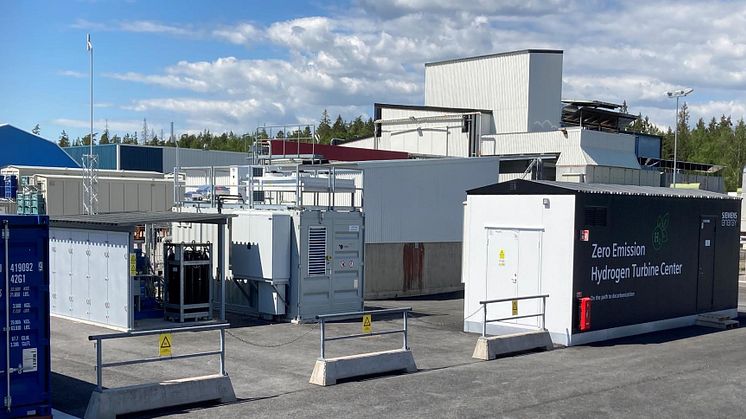 I Finspång har byggts ett komplett energisystem med integrerad vätgas som utan utsläpp av växthusgas kan användas i Siemens gasturbinverkstad. Foto: Siemens/ZEHTC