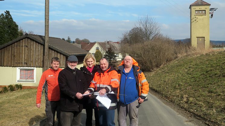 Netzbauleiterin Katja Lindner und Projektleiter Karl Schwanitz (2. von rechts) von der Bayernwerk Netz GmbH stellten mit ihren Kollegen Bürgermeister Josef Schmidkonz die Baumaßnahme vor.