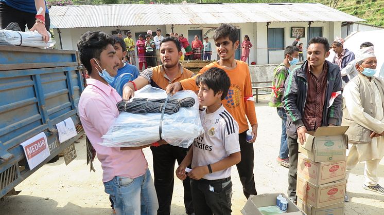 Hjälp når raserade byar i Nepal