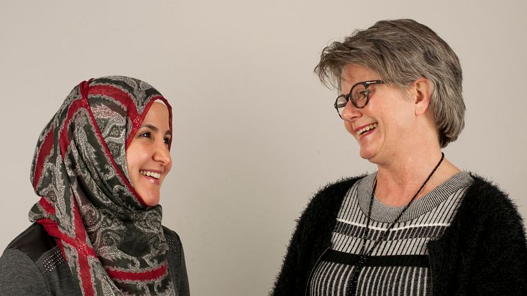 Projektledaren för Connecting people i Sunne, Nour Aghy, í samspråk med kommunstyrelsens ordförande i Sunne, Gunilla Ingemyr (C), om hur integrationsarbetet i Sunne ska fortsätta utvecklas . Fotograf: Tommy Bonté 