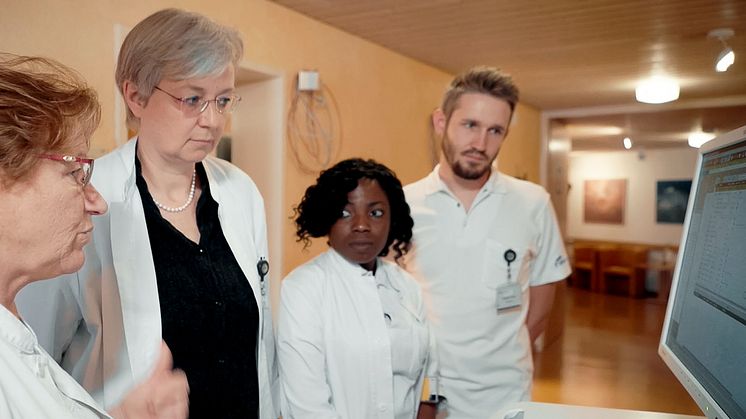 Image symbolique : Médecin spécialiste Dr Marion Debus (deuxième à partir de la gauche), directrice du service d'oncologie de la clinique d'Arlesheim (CH), et son équipe (Photo : Section médicale au Goetheanum)