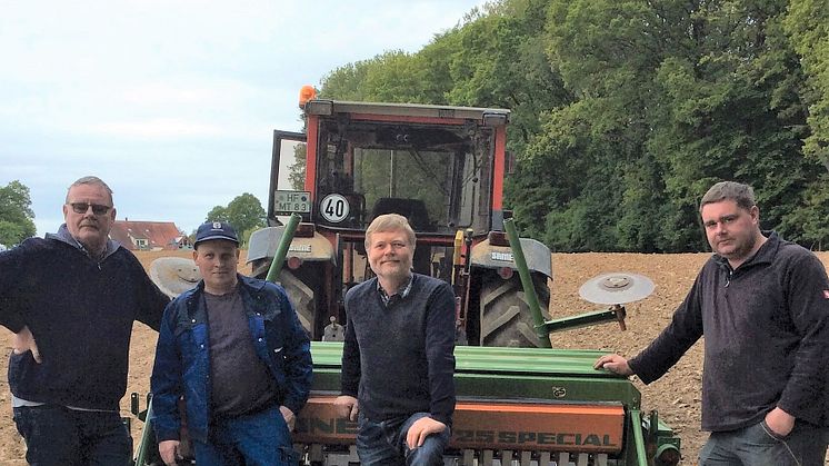 Bei der Einsaat eines Blühstreifens in Muckum vor der Coronazeit (v. l.): Jürgen Lütkenhöner, Lohnunternehmer, Landwirt Karl Wilhelm Rathert aus Dünne, Norbert Darnauer, Asset Manager bei Energieservice Westfalen Weser und Niels Lütkenhöner.