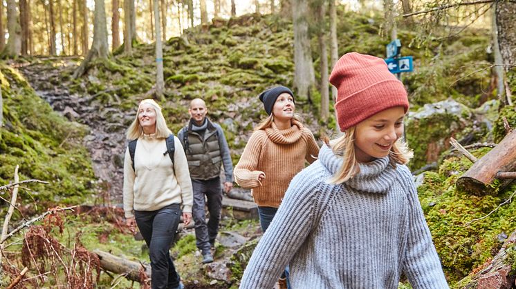 Vandring i den spännande naturen vid Skurugata, Småland. Foto: Day Fotografi