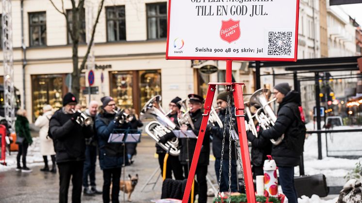 Frälsningsarméns Östermalmskår, Templet, står med julgrytan på Östermalmstorg.