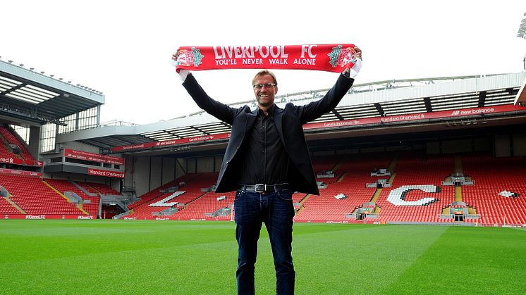 Liverpoolin päävalmentaja Jurgen Klopp vuonna 2015. Kuva kuuluisalta Anfieldiltä.