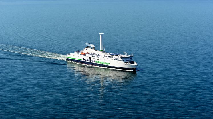 Scandlines mit größtem Segelschiff während der Hanse Sail