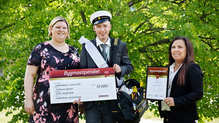 Årets Bygmastipendiat i Vallentuna, Erik Andersson, omgiven av bitr rektor Cecilia Berg (till vänster) och Bygmas Susanne Ersson.  Foto: Nicklas Thegerström