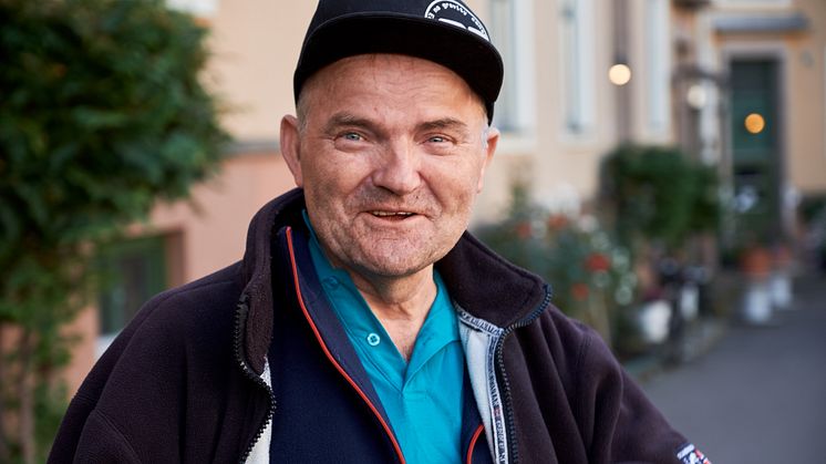 Joso Valentik  tilbringer mye tid ute i bakgården sammen med Elisabeth Pedersen og Ellen Marie Mossefin. De steller plantene, rydder, og tar ofte en hyggelig kaffeprat. (Foto: Eivind Røhne)