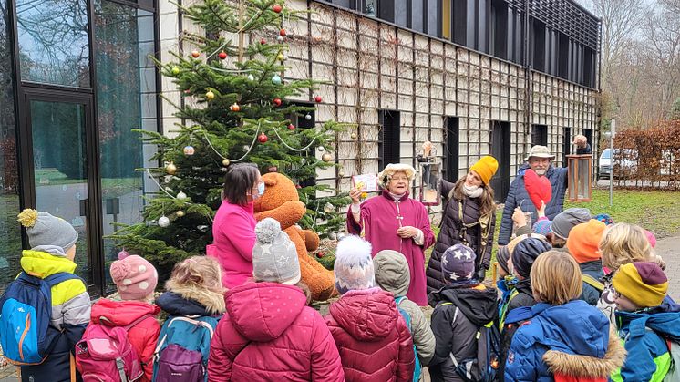 Frau Holle mit der Klasse 2 c der Grundschule Markkleeberg West. Das Friedenslicht wird von der Klassenleiterin und einem Vereinsmitglied stolz hochgehalten