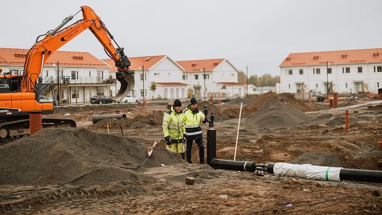Arbete vid nya bostadsområdet Prästgårdsgärde i Falköping som blivit inkopplat på fjärrvärmen och beräknas vara klart för inflyttning under 2023. Foto: Finemanget