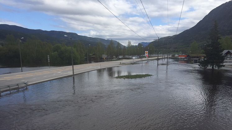 Vannet stiger flere steder i Norge. Her fra Nesbyen i 2018, som nå er hardt rammet. 