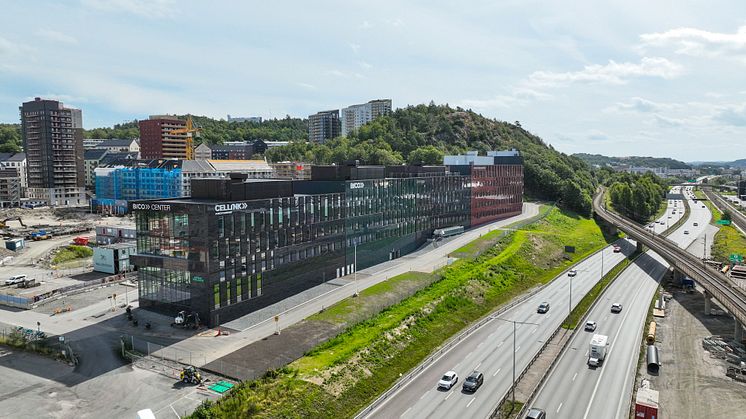 En exklusiv fasad av ultrakompakta Dekton förenar Entré Kallebäck och områdets natur och förenar berget med hållbar, framtidsorienterad arkitektur och materialval.