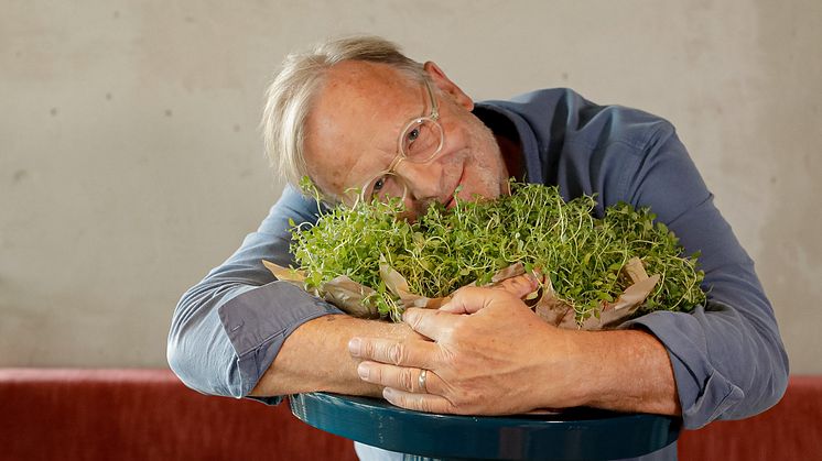 Prof. Dr. Dietrich Grönemeyers Herz schlägt für die Arzneipflanze Thymian / Bild: HERMES ARZNEIMITTEL