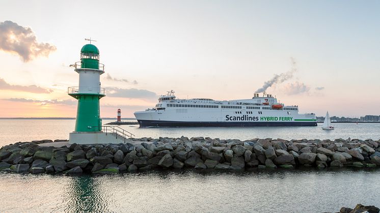 Die Scandlines-Fähre „Berlin“ auf dem Weg von Rostock nach Gedser (Bild: Siemens/Ulrich Wirrwa).