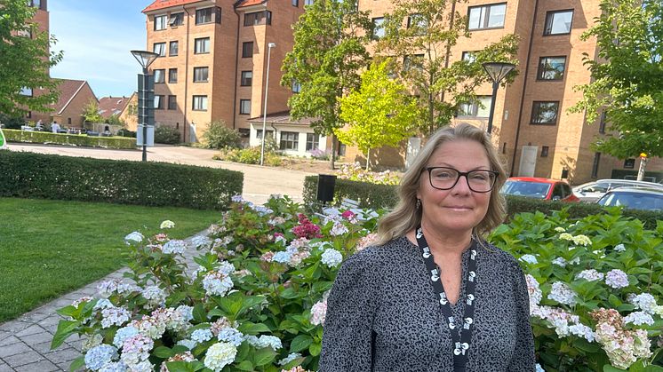 Maria, områdesutvecklare på Helsingborgshem, i bostadsområdet Husensjö. Foto: Helsingborgshem.