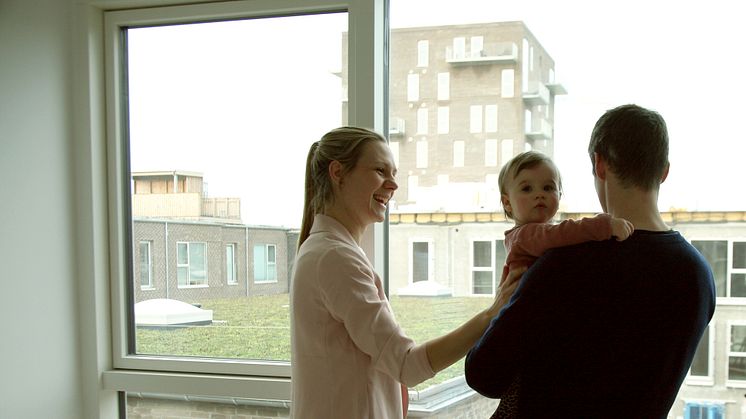 Casper, Josefine og deres datter i det nyindflyttet hus i Skovkvarteret