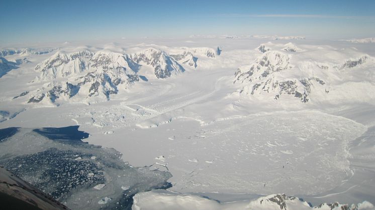 An image showing the process of ice flowing into the ocean and forming an ice shelf in Antarctica