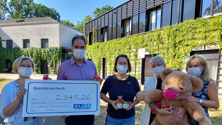 Michaela von der Heyde, Enrico Ebert, Michaela Peißker und Elke Standke der Fa. Hanns Glass GmbH&Co.KG mit Kerstin Stdler (Mitte) von Bärenherz