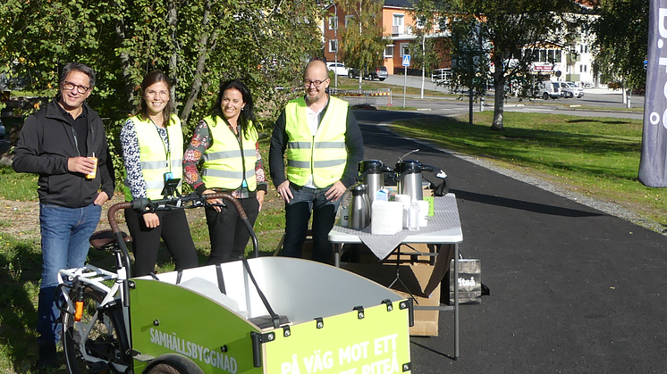 Förbipasserande bjöds på fika under invigningen av den nya gång- och cykelvägen. Foto: Eva Wikström, Piteå kommun