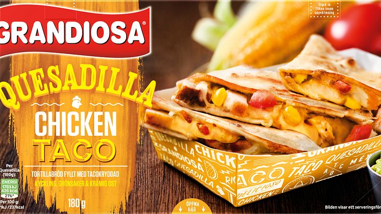 Quesadilla Chicken Taco från Grandiosa finns i frysdisken och värms enkelt i micro direkt i förpackningen. För en krispigare yta kan Quesadillan med fördel stekas.