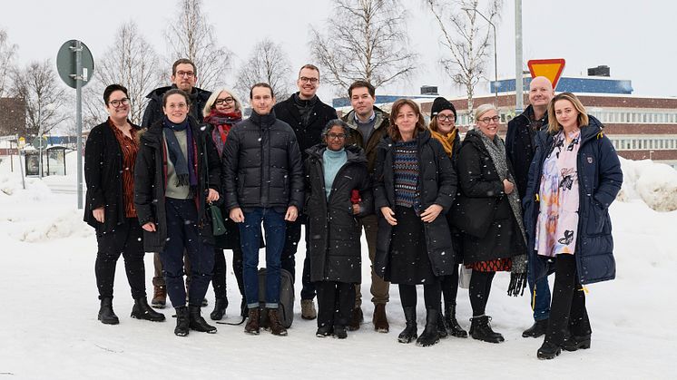 Ledningsgruppen för Skolverkets analysavdelning flankerade av skolchef Malin Westling, BUN:s ordförande Hans Öhlund och kommunalrådet Kata Nilsson. Foto: Maria Fäldt